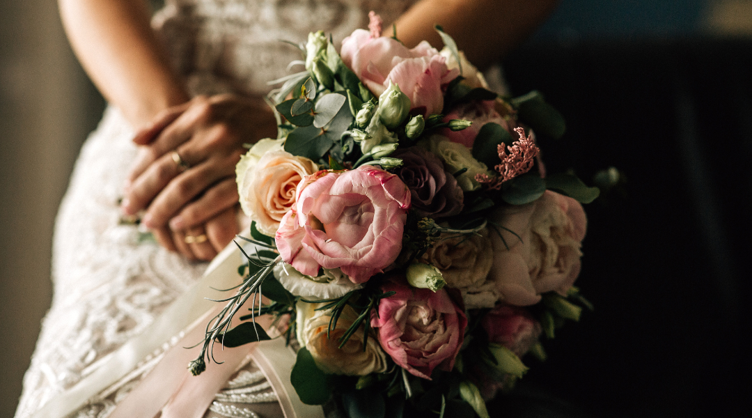 Bouquet e abito da sposa: la guida definitiva per un’armonia perfetta